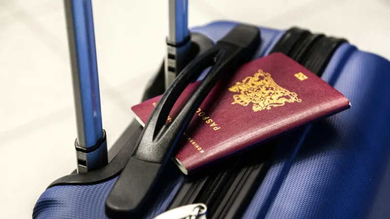 Paszport leżący na walizce podróżnej