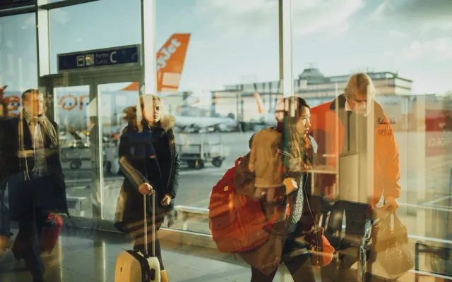 Pasażerowie w hali odlotów lotniska