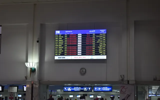 Tablica odlotów na lotnisku z listą rejsów